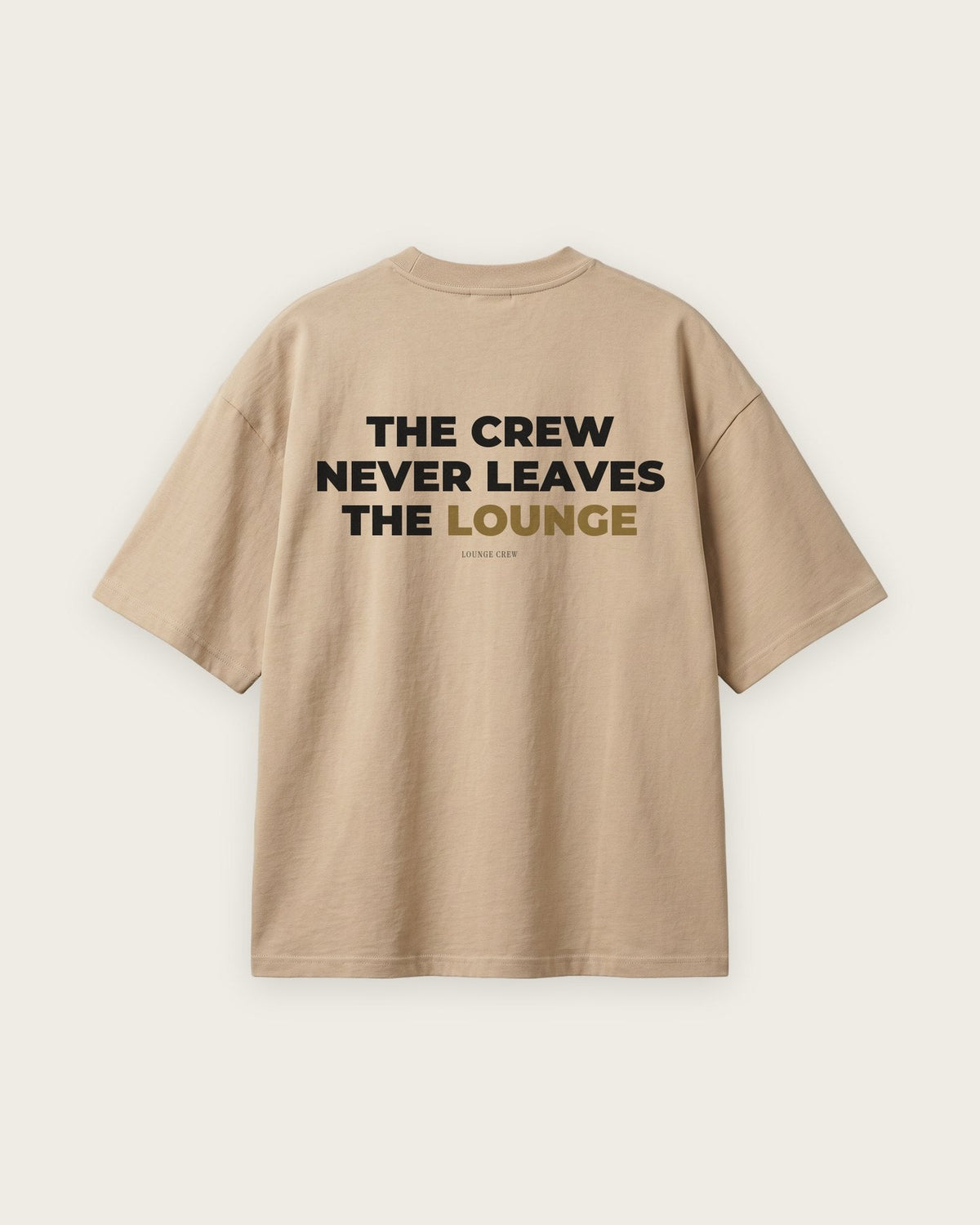 Camiseta Oversized “The Crew Never Leaves the Lounge” — Areia