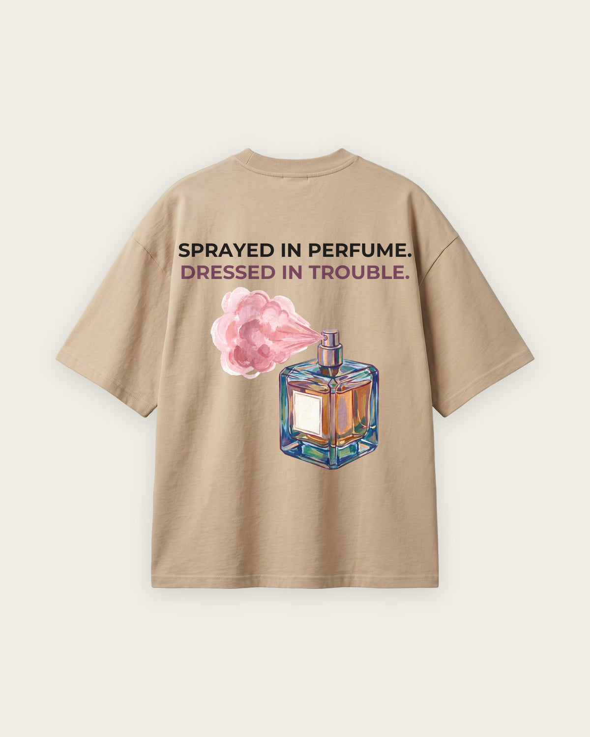 Camiseta Oversized “Sprayed in Perfume, Dressed in Trouble” — Areia