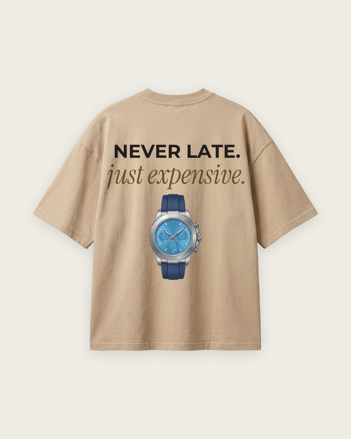 Camiseta Oversized “Never Late, Just Expensive” — Areia