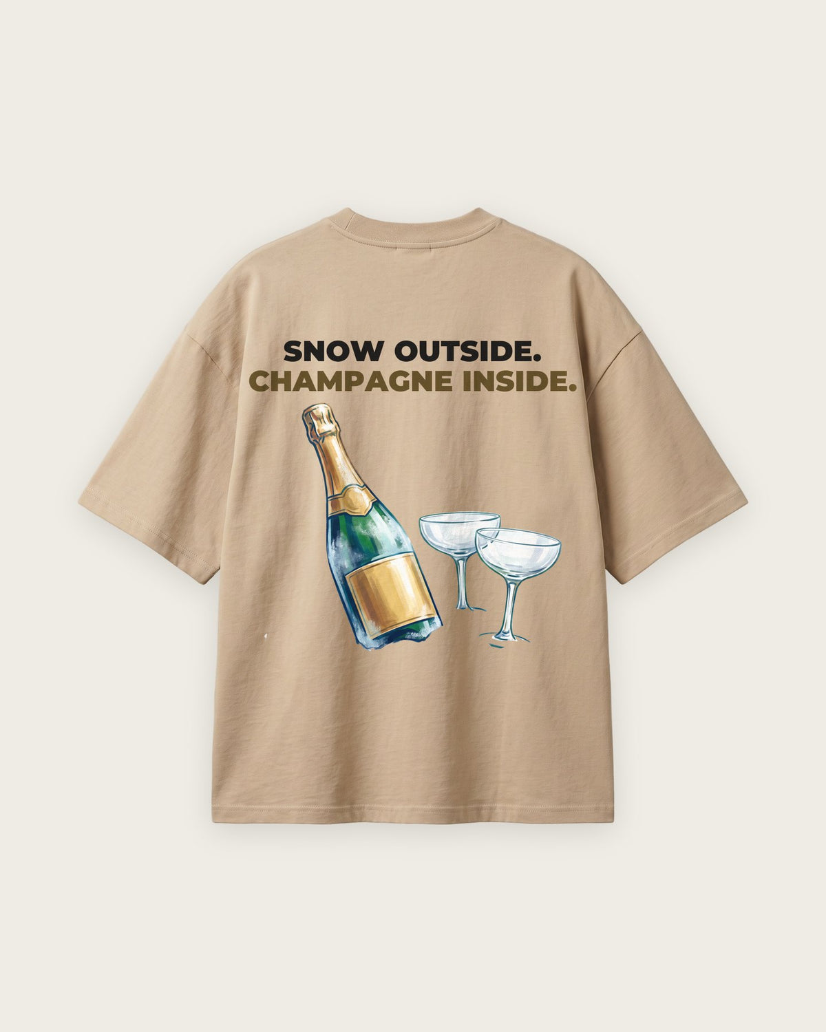 Camiseta Oversized “Snow Outside, Champagne Inside” — Areia