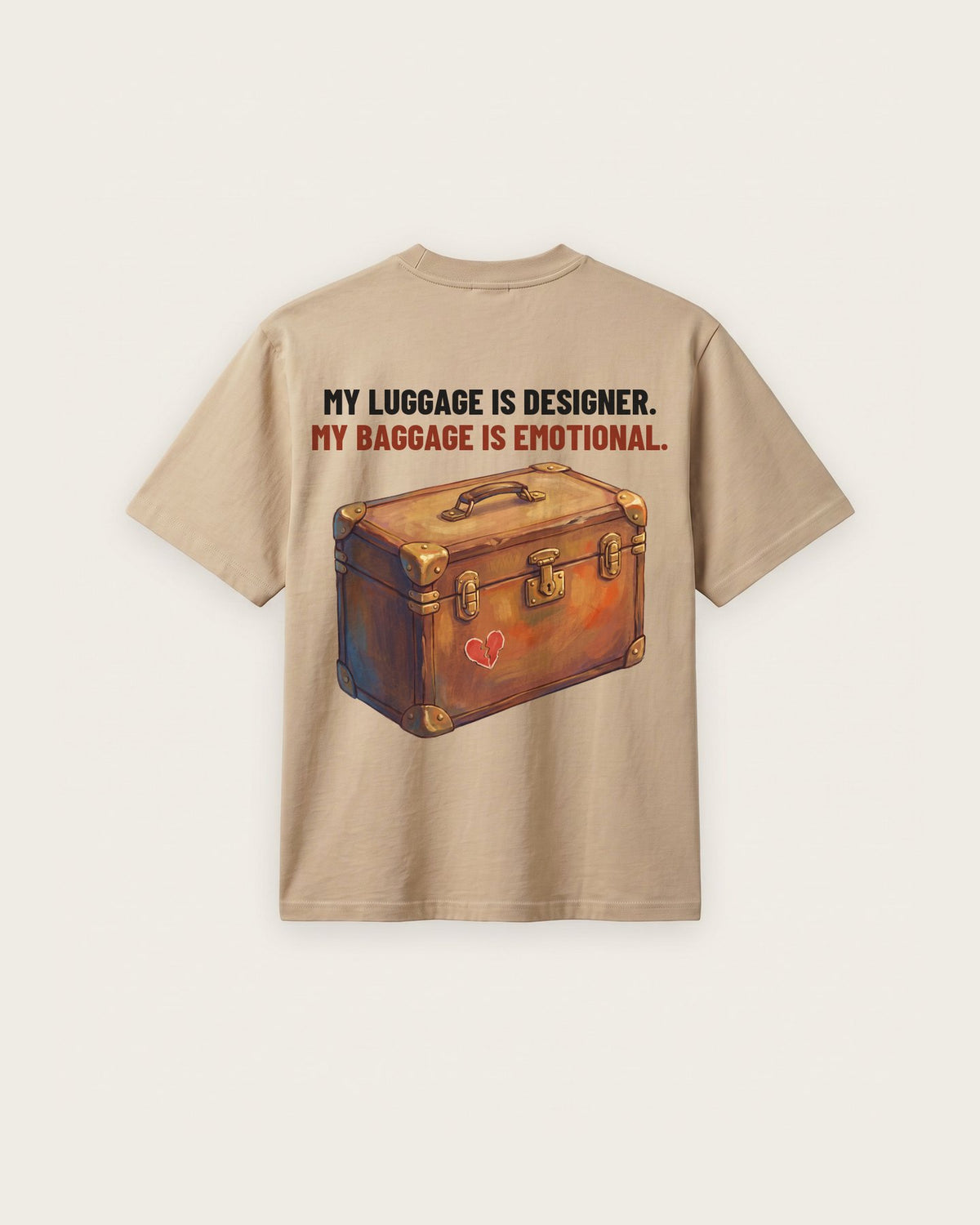 Camiseta “Designer Luggage, Emotional Baggage” — Areia — regular