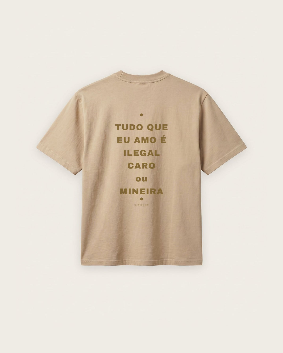Camiseta “Tudo que Eu Amo é Ilegal, Caro ou Mineira” — Areia — regular