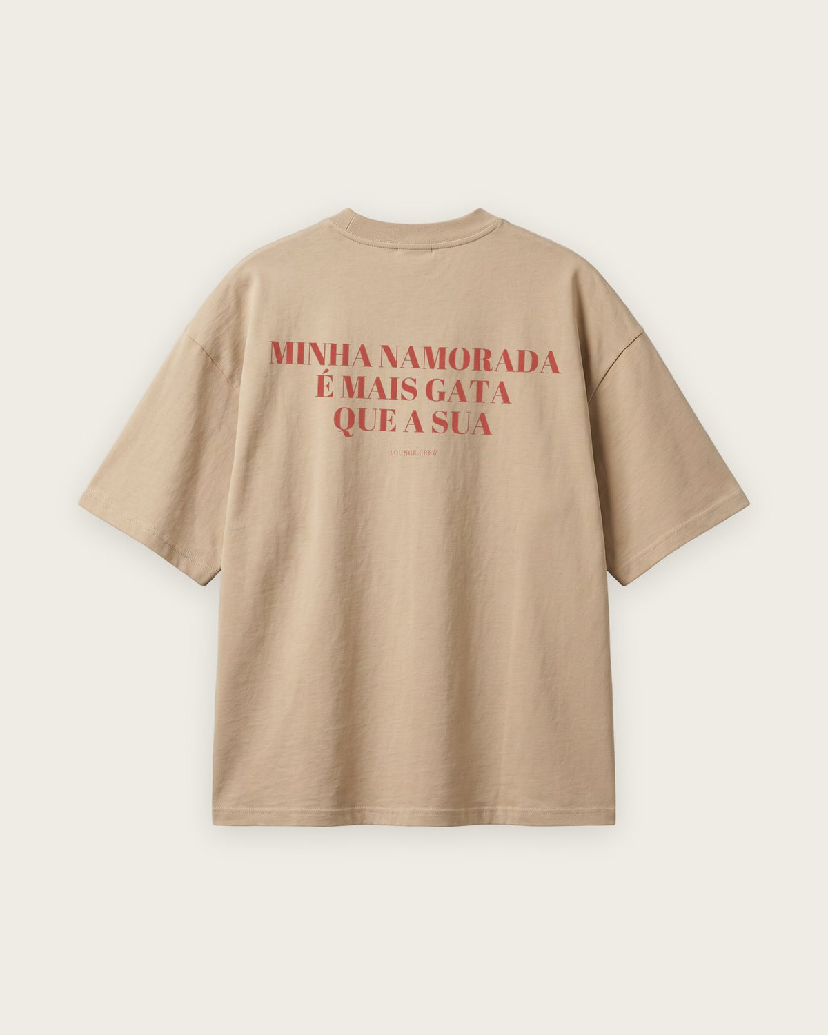 Camiseta Oversized “Minha Namorada é Mais Gata que a Sua” — Areia
