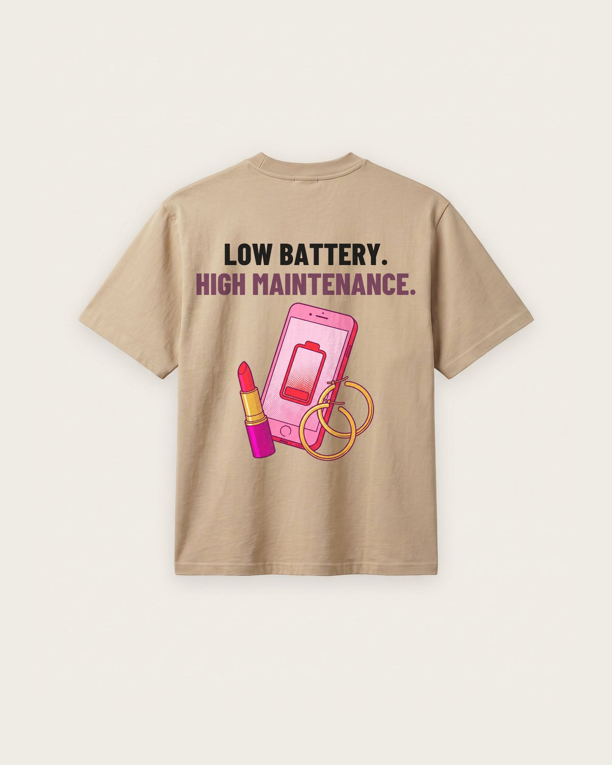 Camiseta “Low Battery, High Maintenance” — Areia — regular