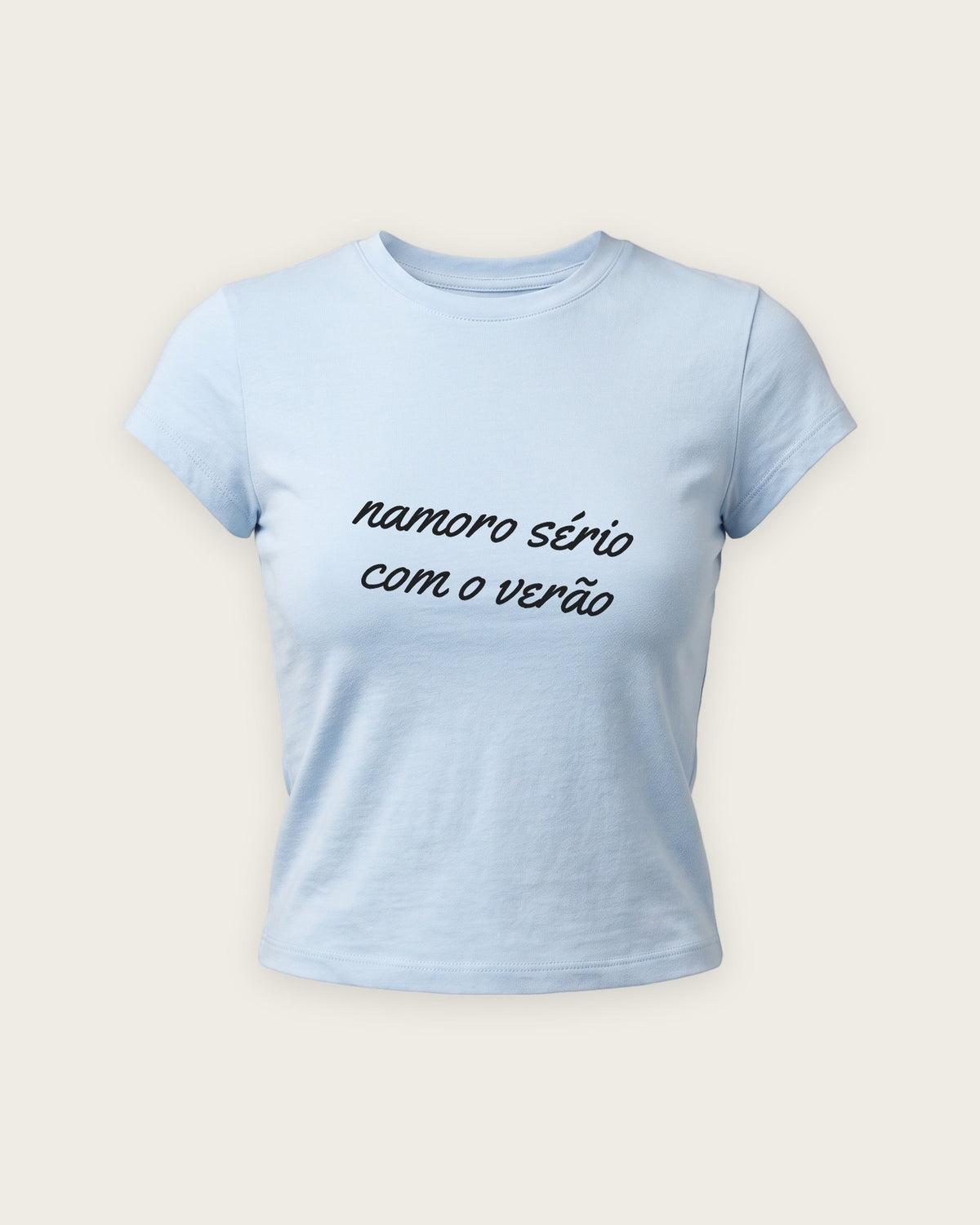 Baby Tee “Namoro Sério com o Verão” — Azul Bebê