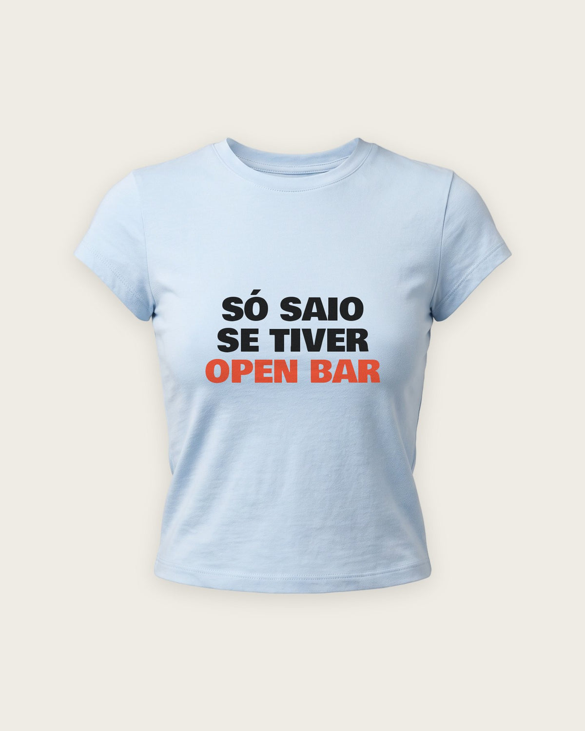 Baby Tee “Só Saio se Tiver Open Bar” — Azul Bebê
