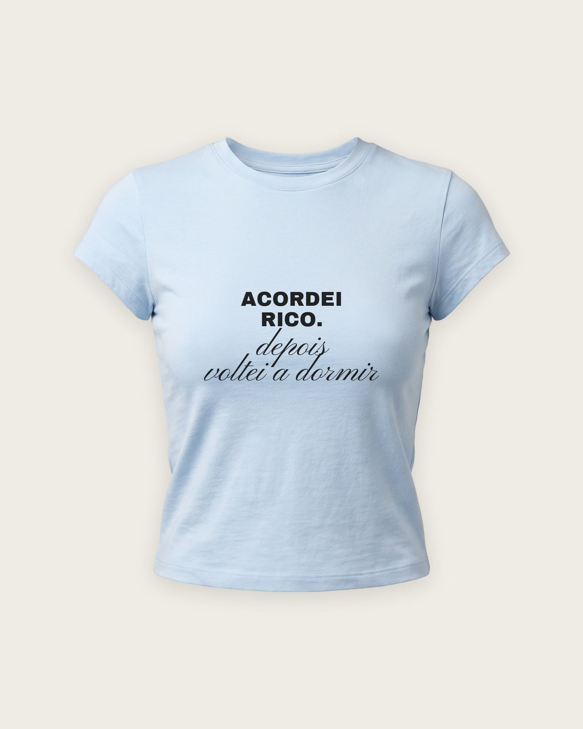 Baby Tee “Acordei Rico” — Azul Bebê