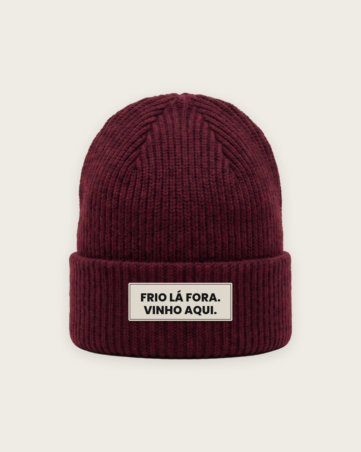 Gorro Canelado “Frio Lá Fora, Vinho Aqui Dentro” — Bordô