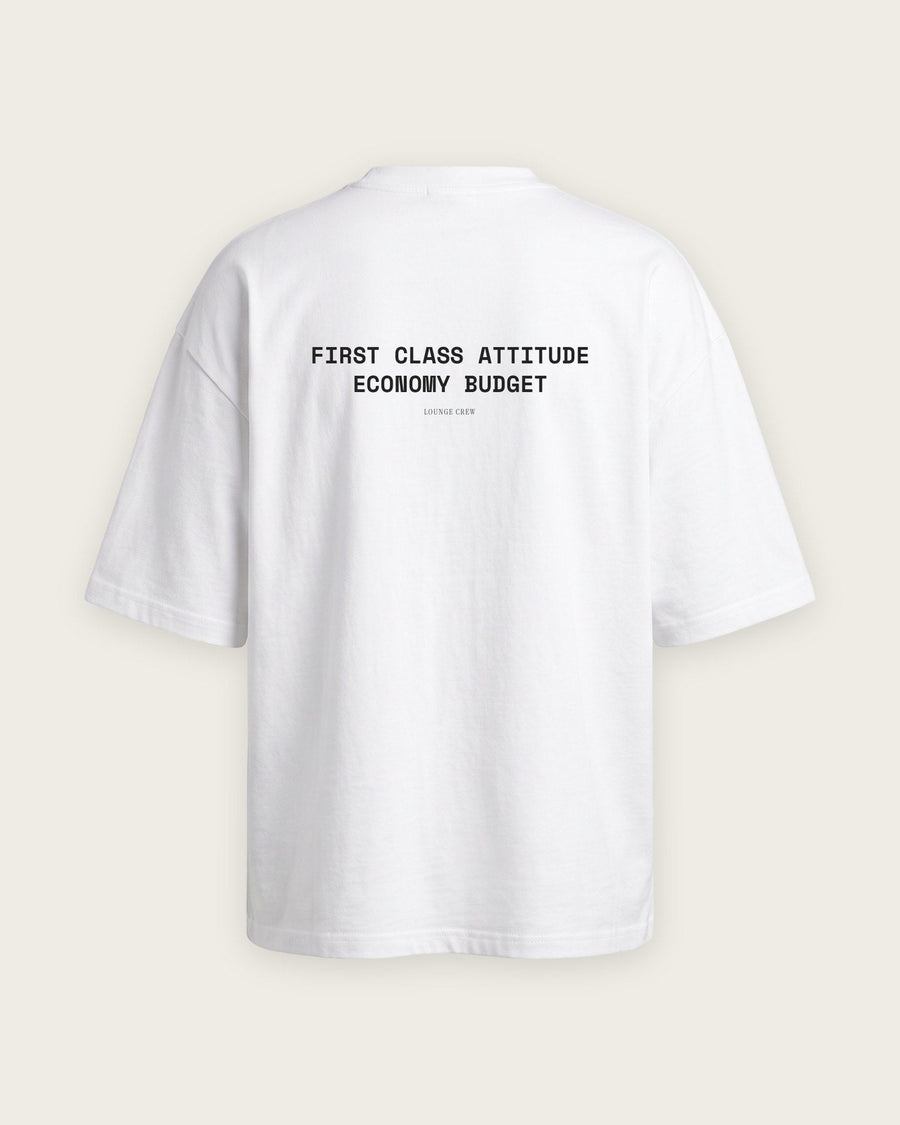 Camiseta Oversized “First Class Attitude, Economy Budget”