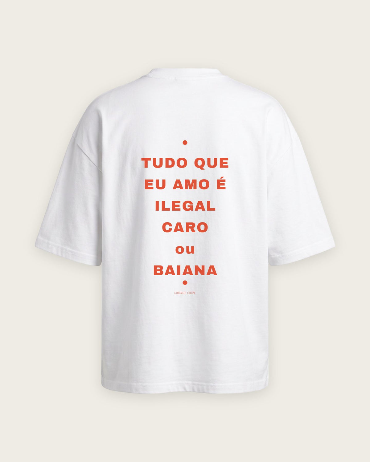 Camiseta Oversized “Tudo que Eu Amo é Ilegal, Caro ou Baiana” — Branco
