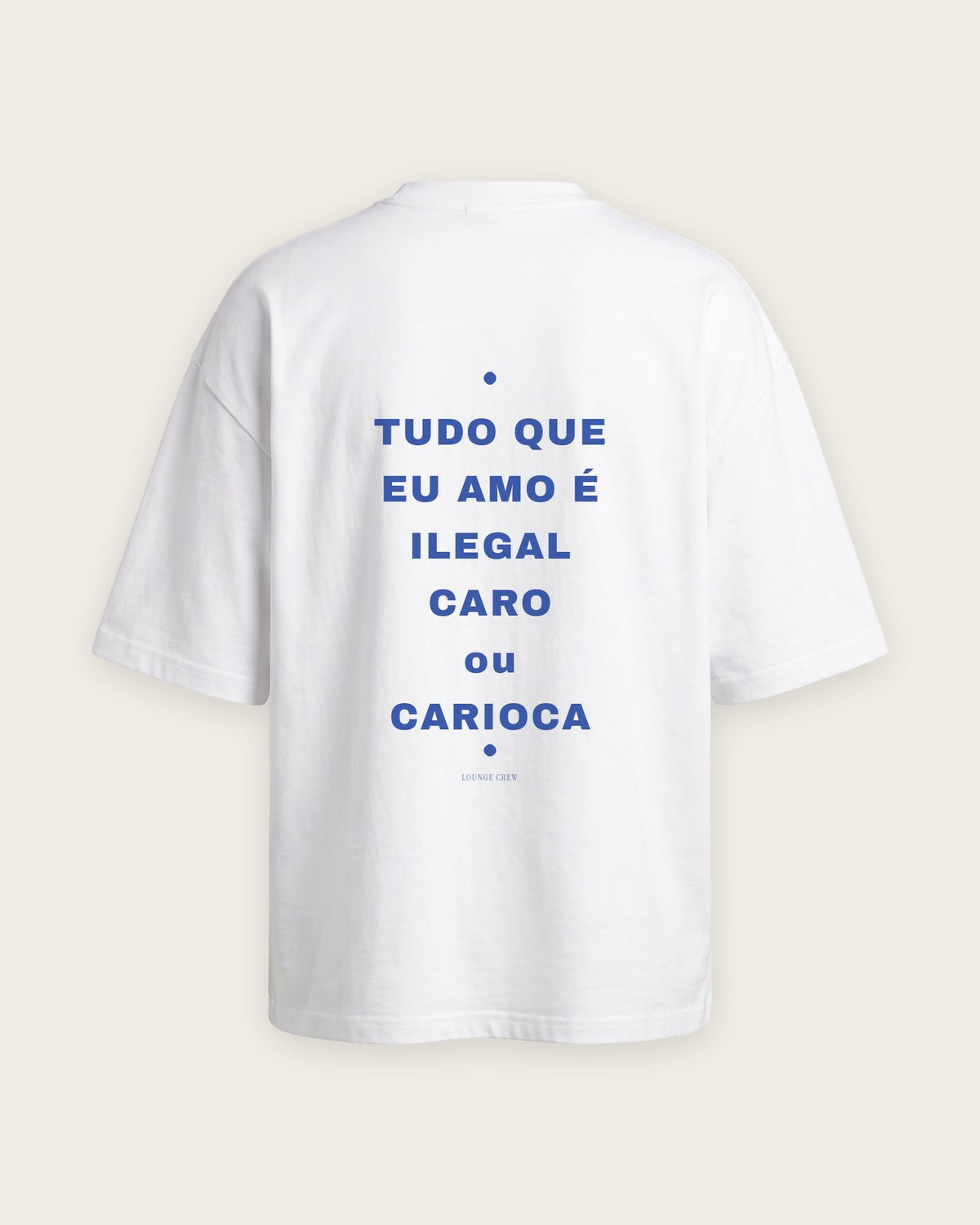 Camiseta Oversized “Tudo que Eu Amo é Ilegal, Caro ou Carioca” — Branco