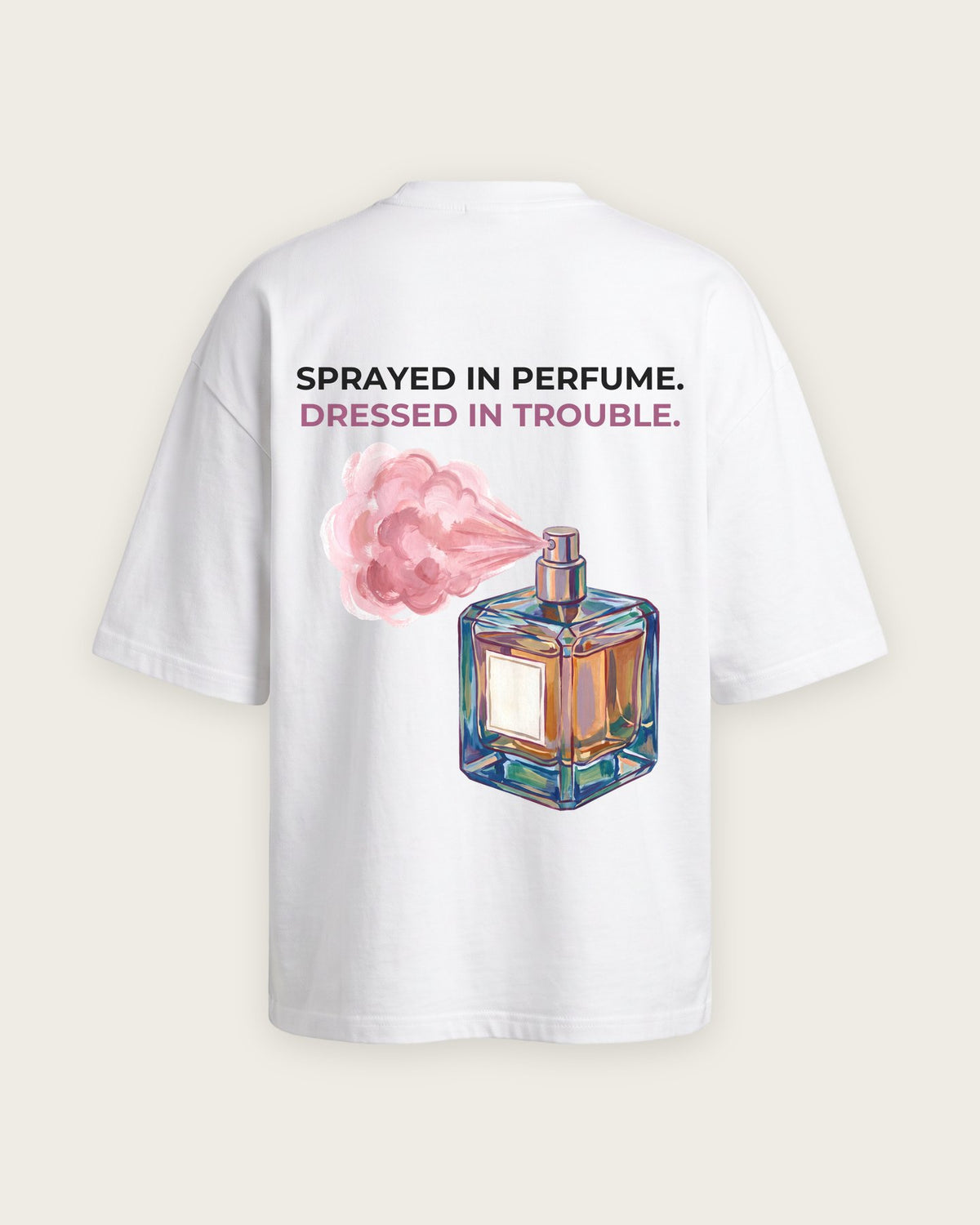 Camiseta Oversized “Sprayed in Perfume, Dressed in Trouble” — Branco