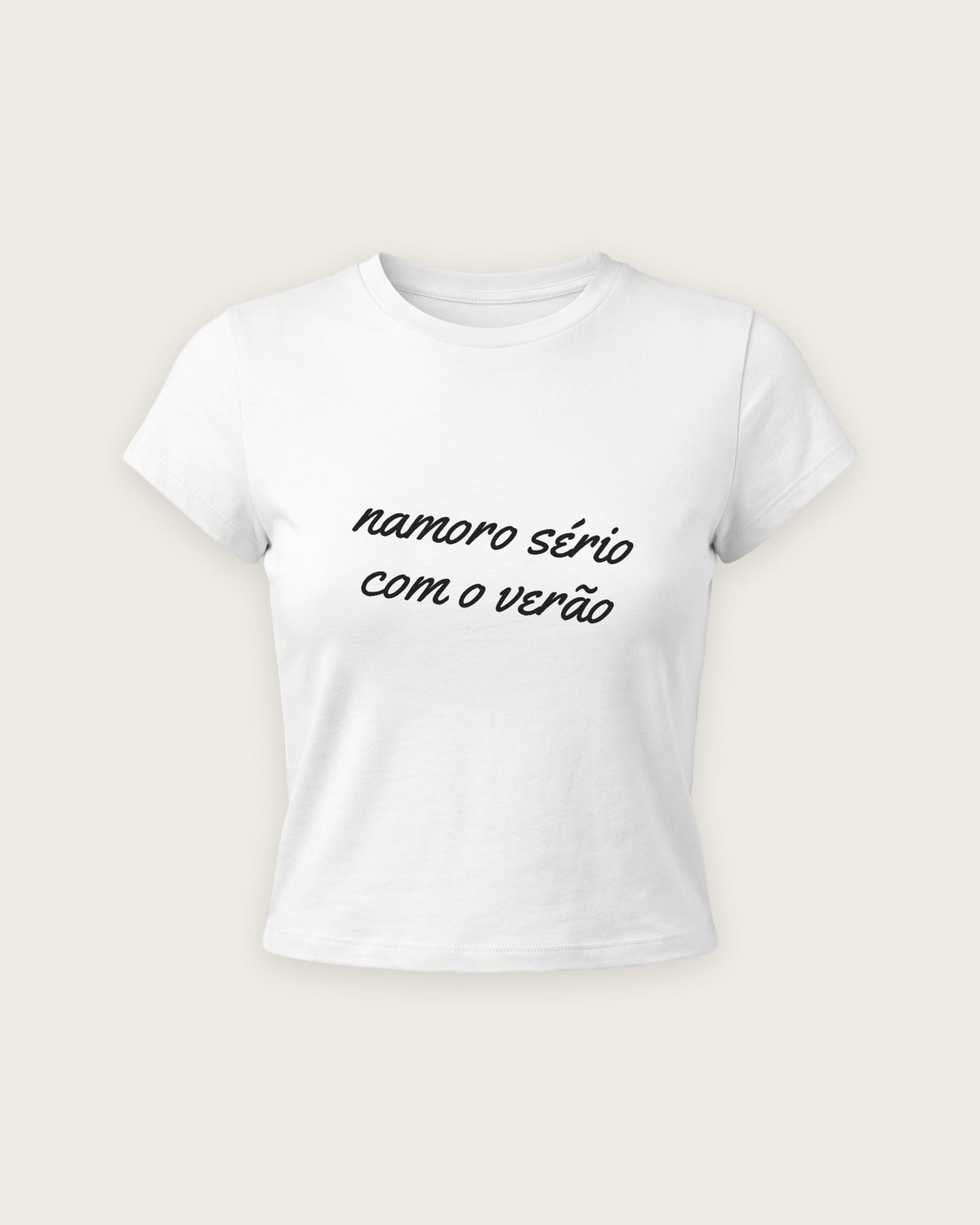 Baby Tee “Namoro Sério com o Verão” — Branco