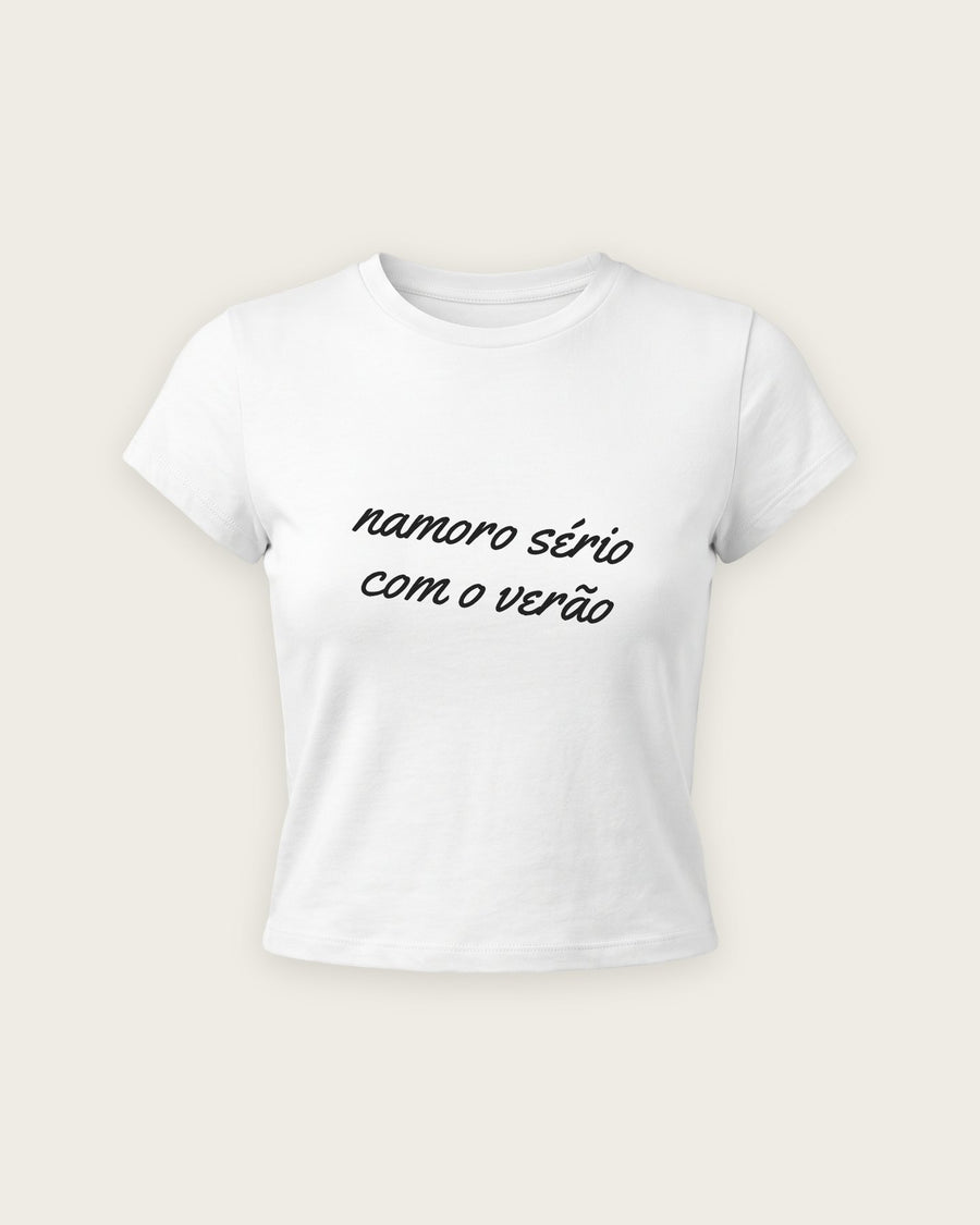 Baby Tee “Namoro Sério com o Verão”