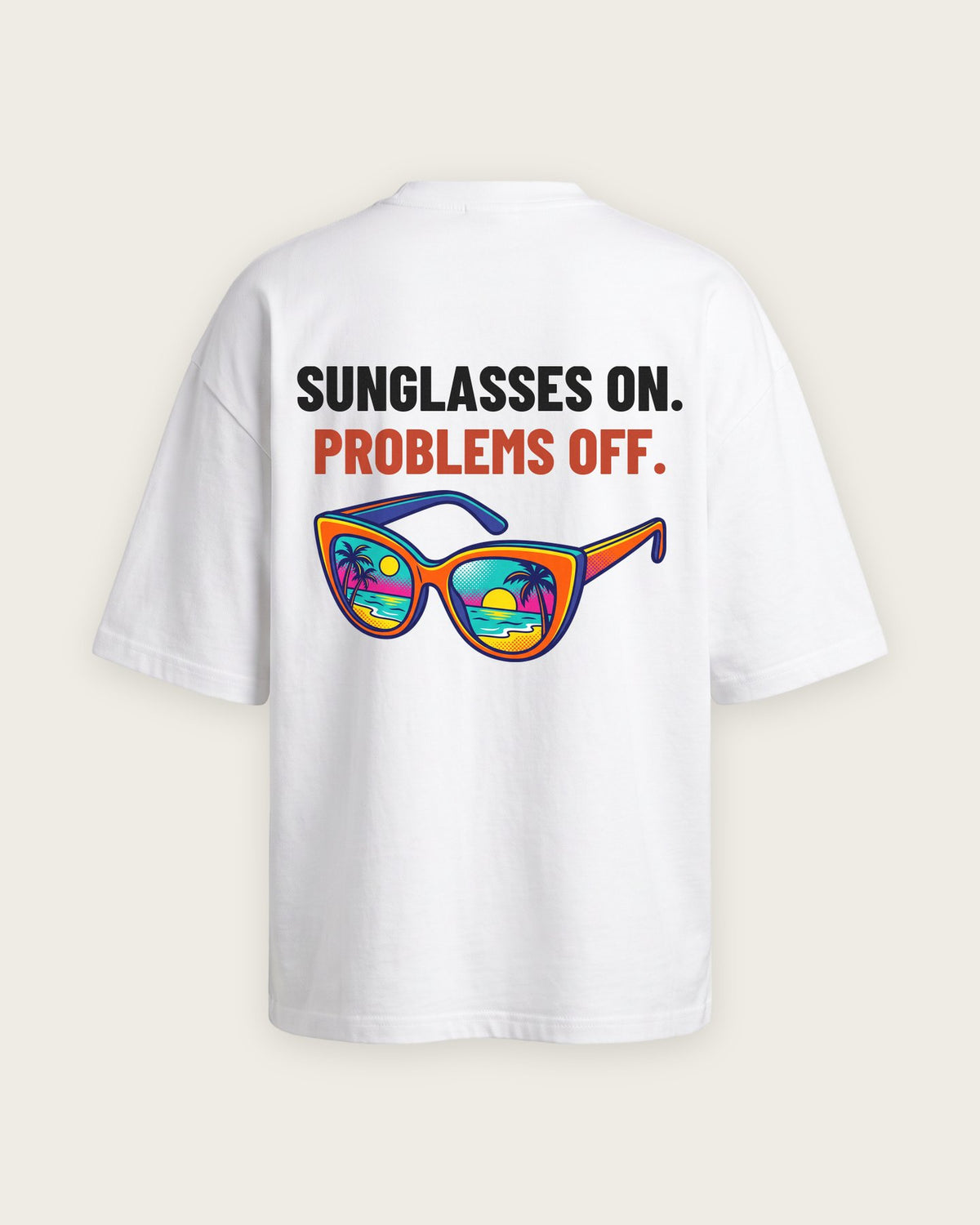 Camiseta Oversized “Sunglasses On, Problems Off” — Branco