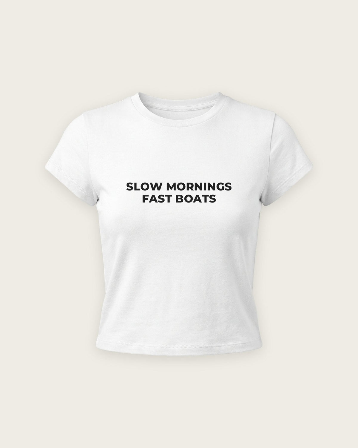 Baby Tee “Slow Mornings, Fast Boats” — Branco
