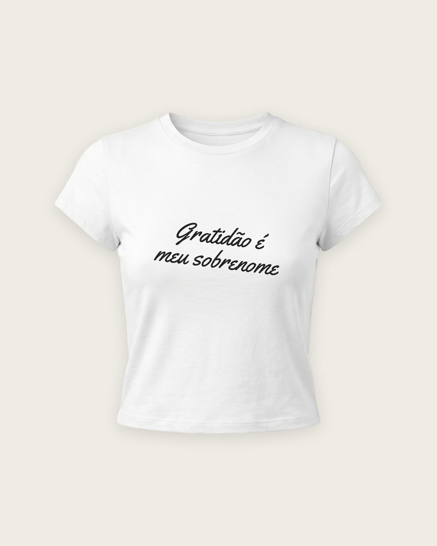Baby Tee “Gratidão é Meu Sobrenome”
