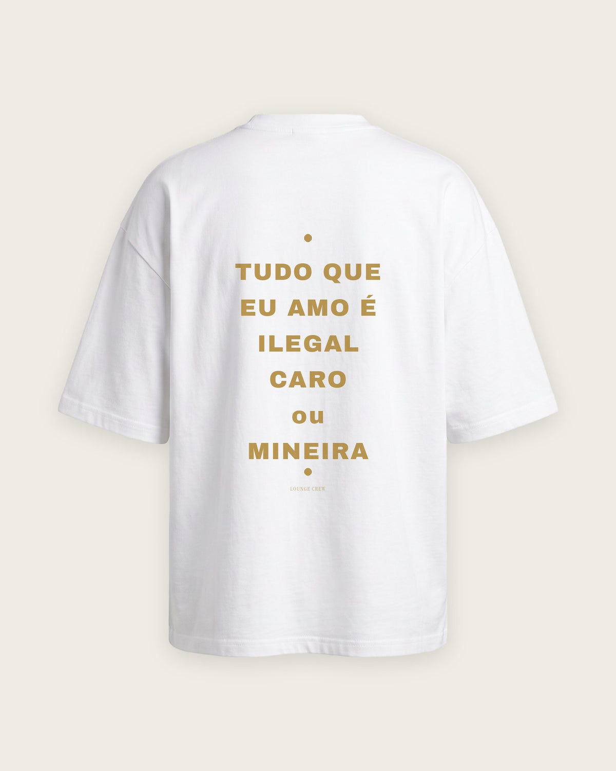 Camiseta “Tudo que Eu Amo é Ilegal, Caro ou Mineira” — Branco — oversized