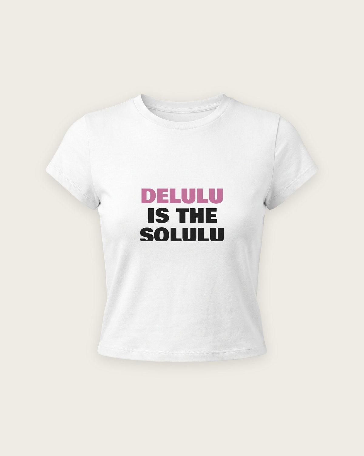 Baby Tee “Delulu Is the Solulu” — Branco
