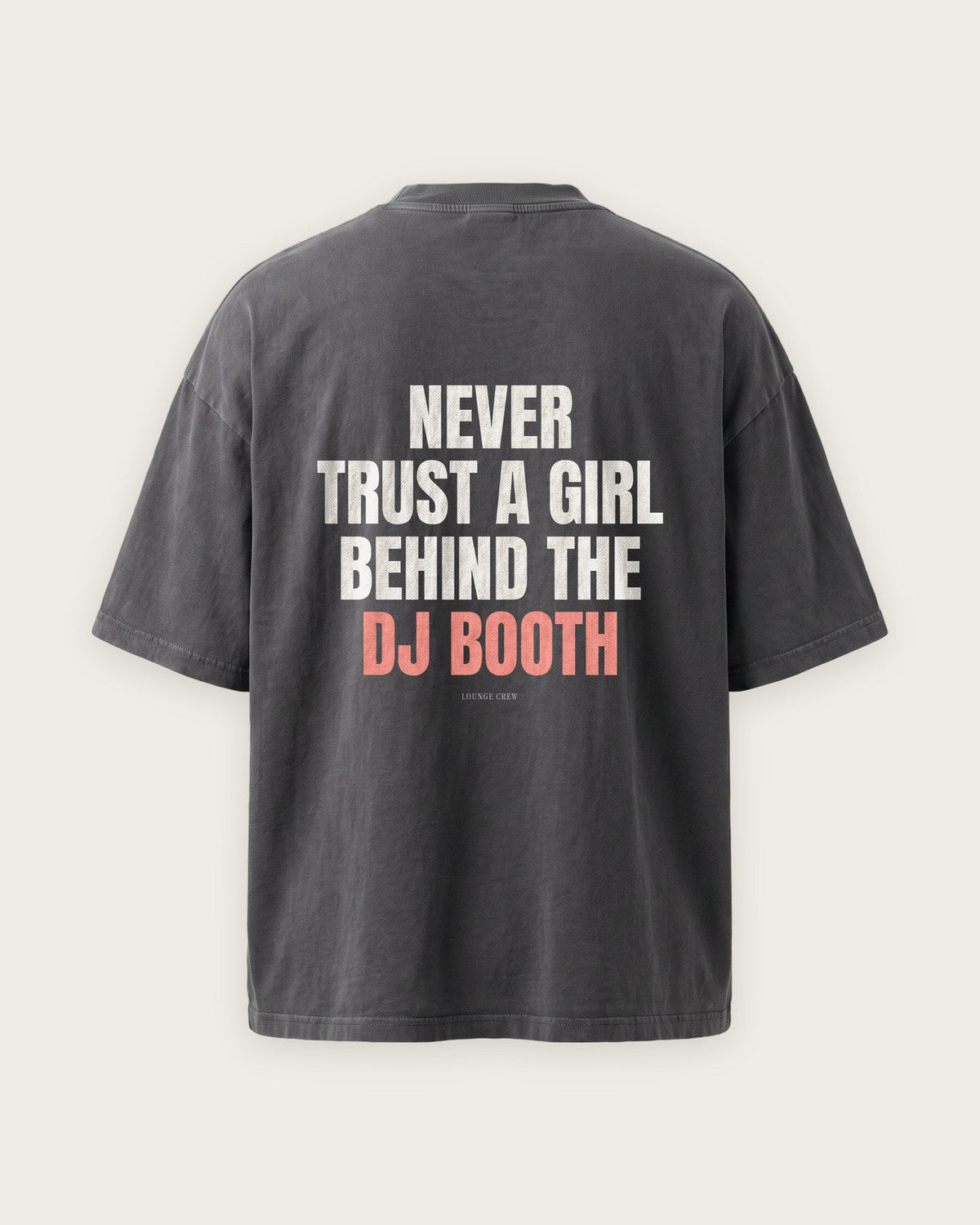 Camiseta Oversized “Never Trust a Girl Behind the DJ Booth” — Cinza Estonado
