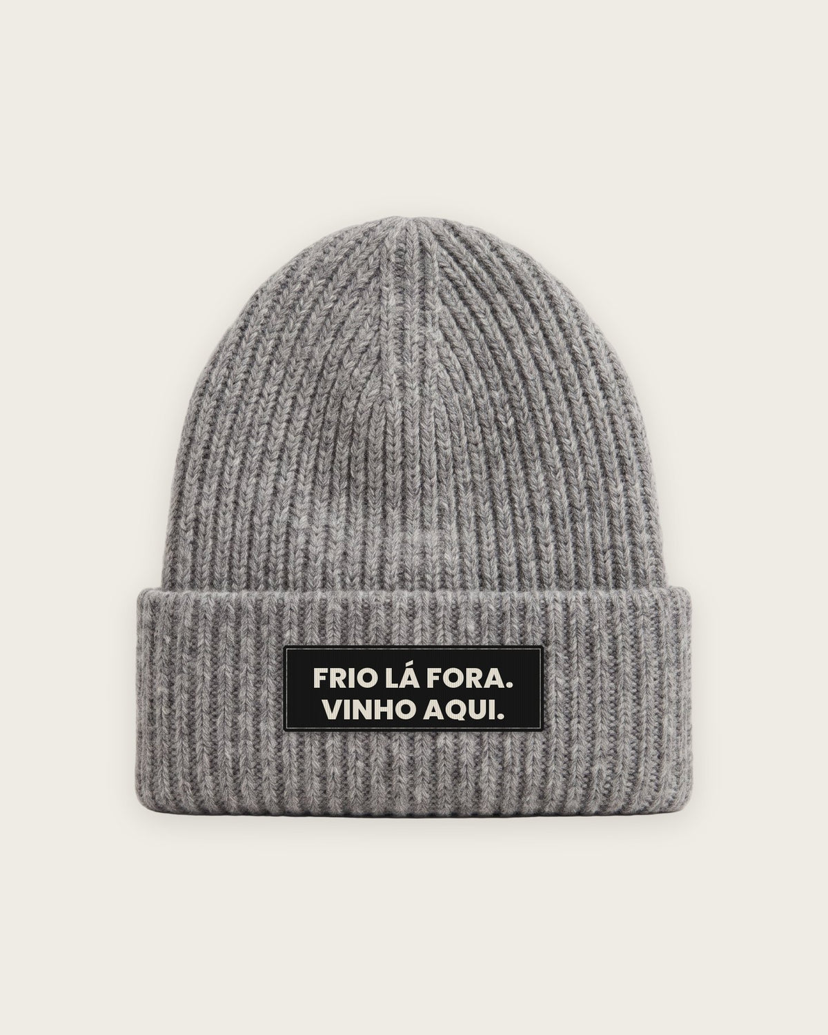 Gorro Canelado “Frio Lá Fora, Vinho Aqui Dentro” — Cinza Mescla