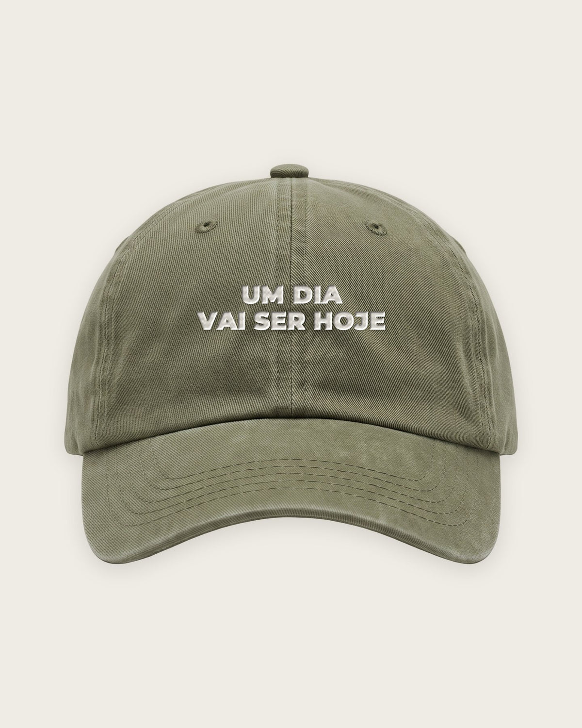 Boné Dad Hat “Um Dia Vai Ser Hoje” — Verde Musgo