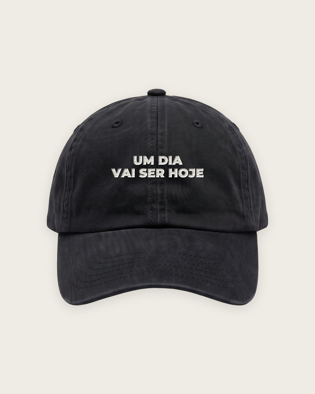 Boné Dad Hat “Um Dia Vai Ser Hoje” — Preto