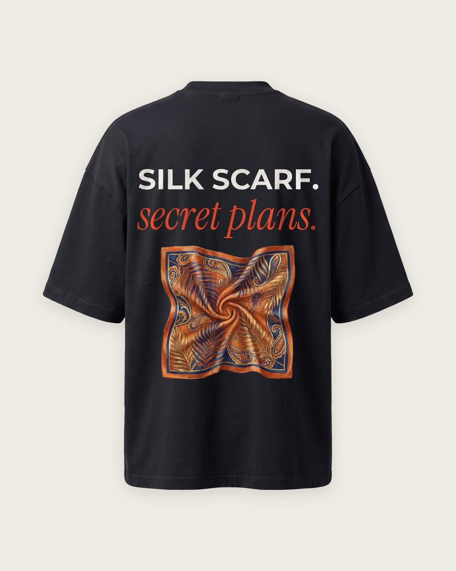 Camiseta Oversized “Silk Scarf, Secret Plans”