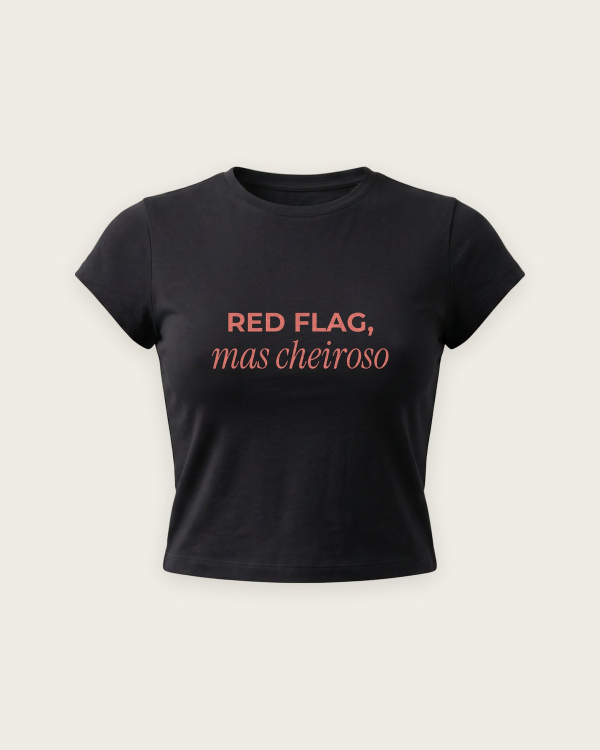 Baby Tee “Red Flag, Mas Cheiroso” — Preto
