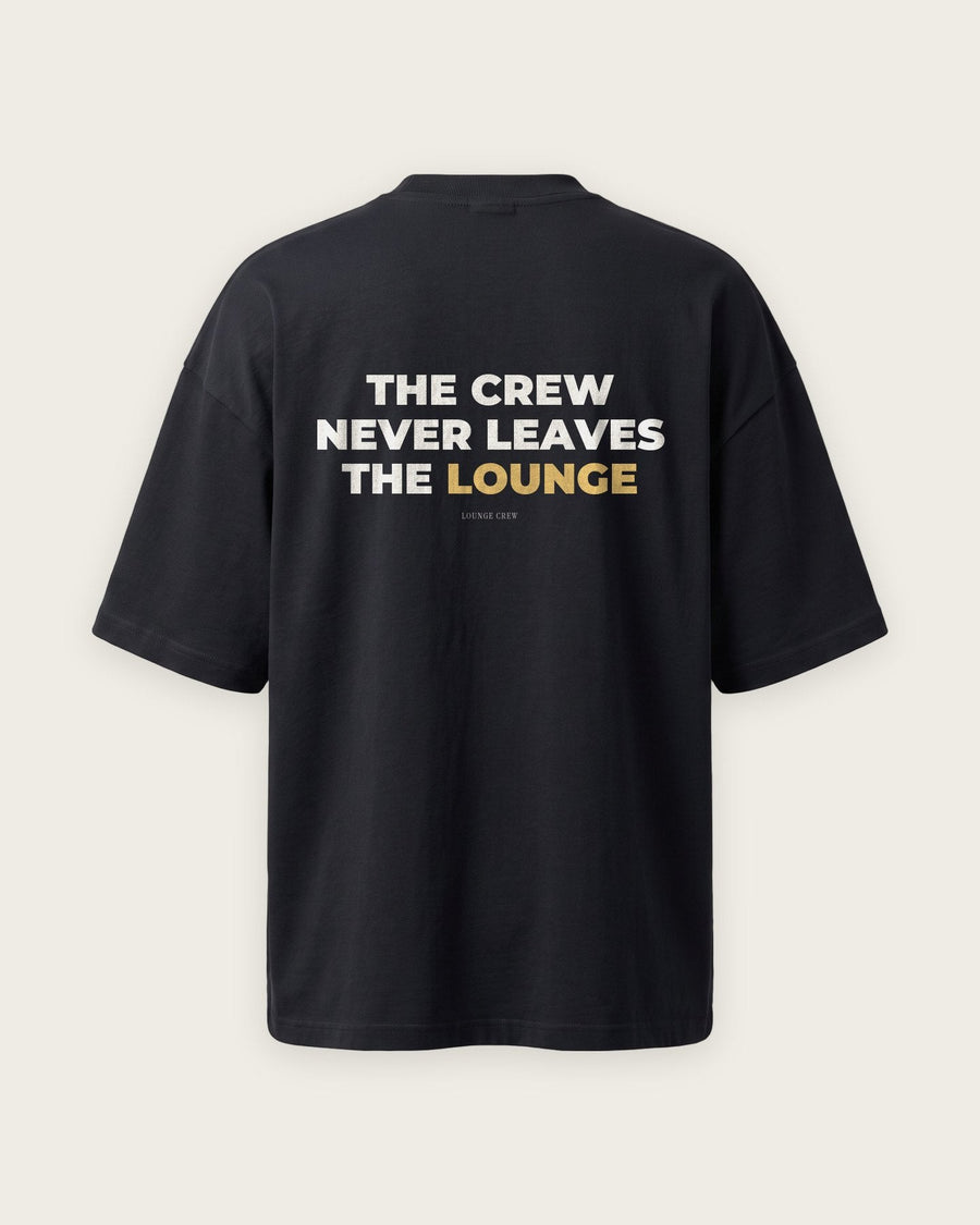Camiseta Oversized “The Crew Never Leaves the Lounge”