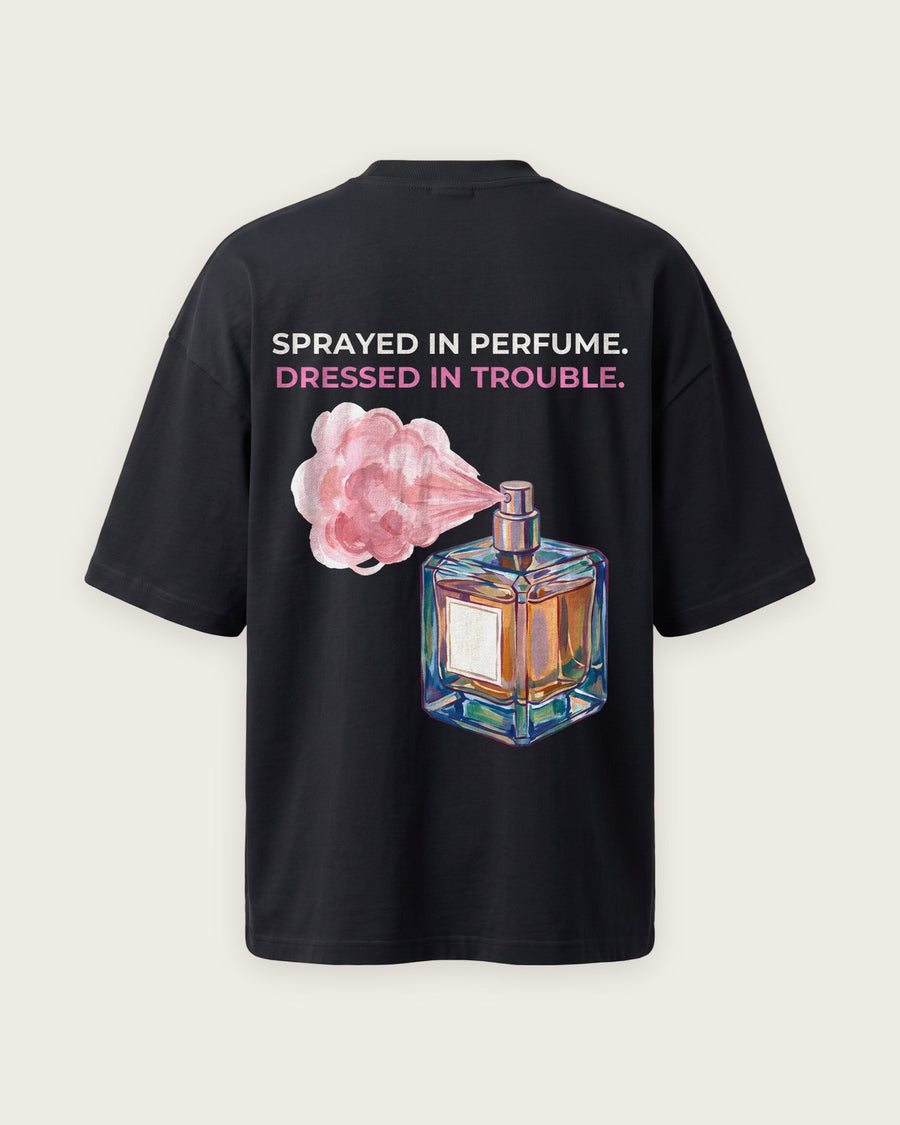 Camiseta Oversized “Sprayed in Perfume, Dressed in Trouble”