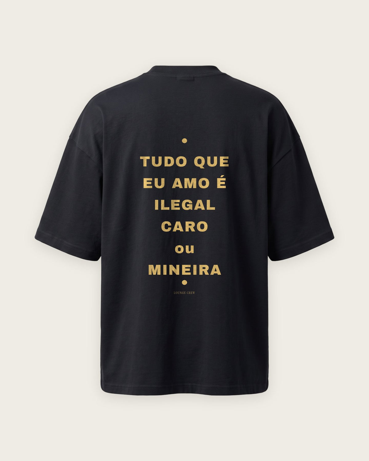 Camiseta “Tudo que Eu Amo é Ilegal, Caro ou Mineira” — Preto — oversized