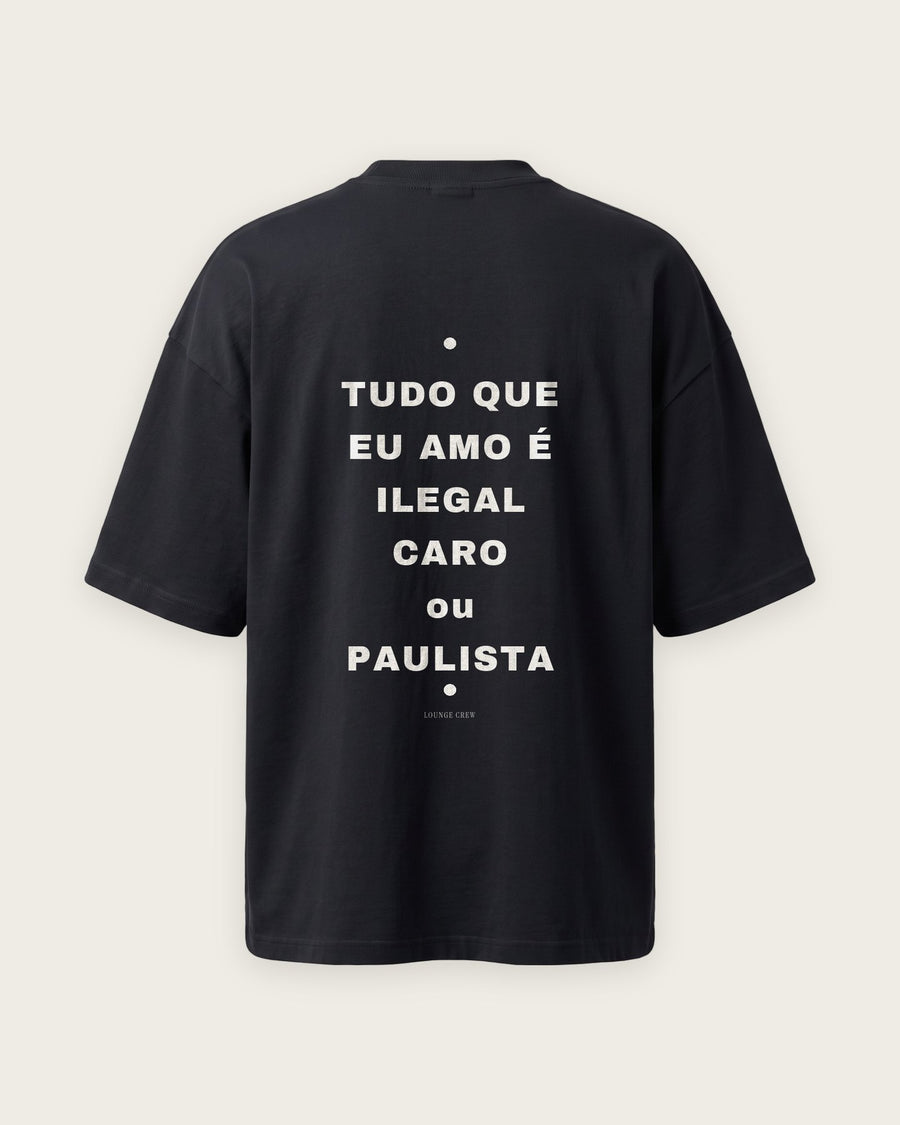 Camiseta Oversized “Tudo que Eu Amo é Ilegal, Caro ou Paulista”