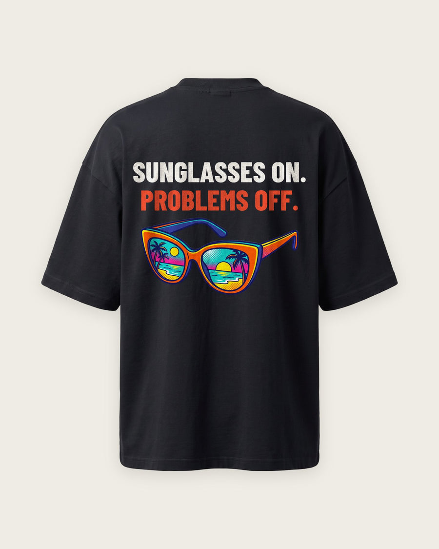 Camiseta Oversized “Sunglasses On, Problems Off”