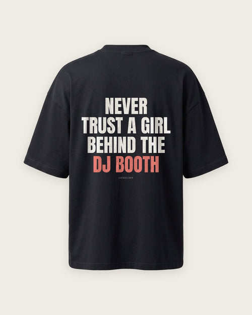 Camiseta “Never Trust a Girl Behind the DJ Booth”