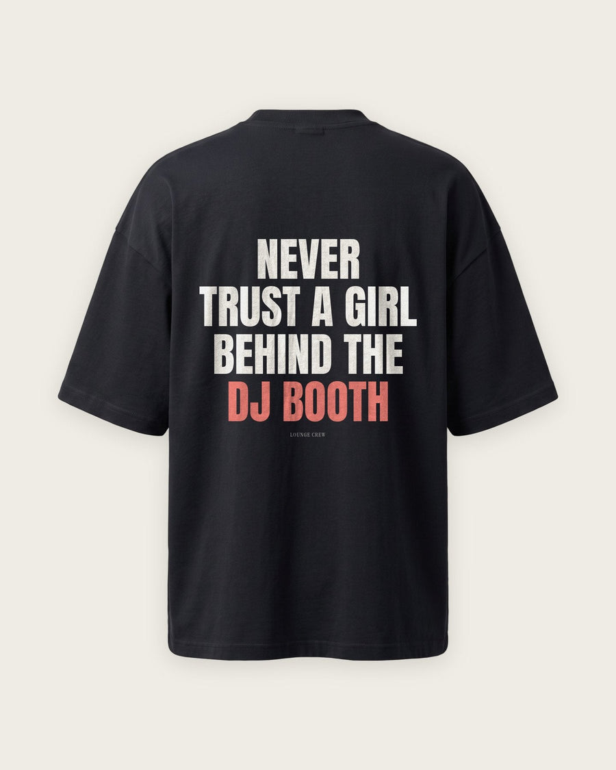 Camiseta Oversized “Never Trust a Girl Behind the DJ Booth”