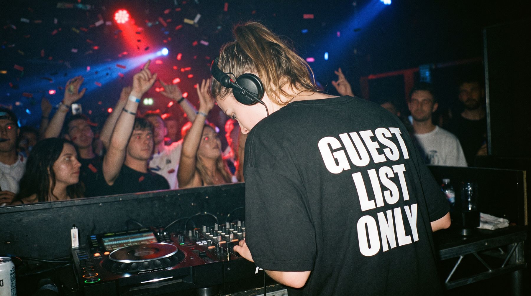 DJ com a camiseta Guest List Only