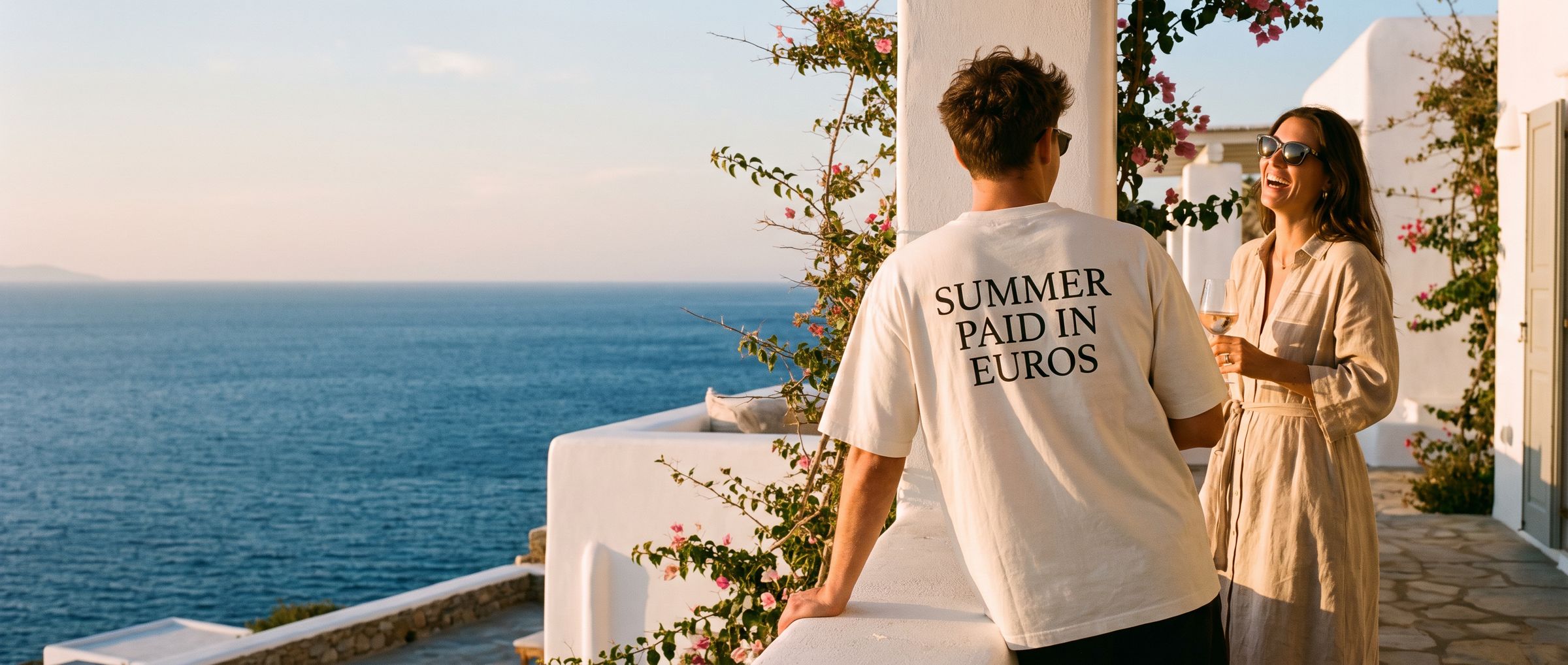 Terraço em Mykonos com a camiseta Summer Paid in Euros